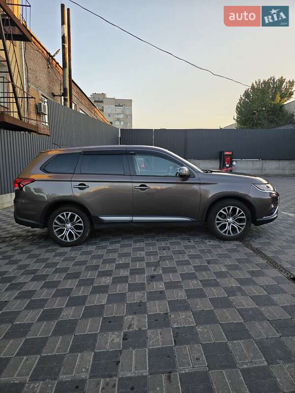 Внедорожник / Кроссовер Mitsubishi Outlander 2015 в Хмельницком