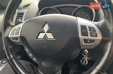 Позашляховик / Кросовер Mitsubishi Outlander 2011 в  фото 25 Позашляховик / Кросовер Mitsubishi Outlander 2011 в