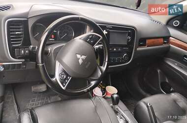 Позашляховик / Кросовер Mitsubishi Outlander 2013 в  фото 3 Позашляховик / Кросовер Mitsubishi Outlander 2013 в