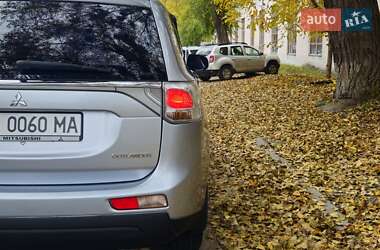 Внедорожник / Кроссовер Mitsubishi Outlander 2012 в 