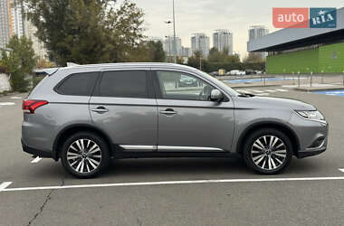 Внедорожник / Кроссовер Mitsubishi Outlander 2019 в 