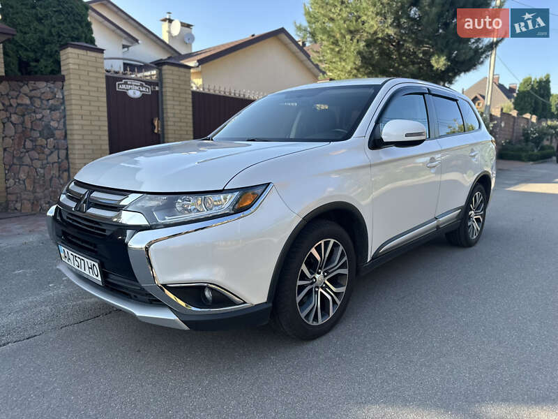 Внедорожник / Кроссовер Mitsubishi Outlander 2016 в Киеве