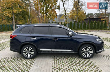 Позашляховик / Кросовер Mitsubishi Outlander 2022 в 