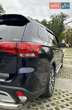 Позашляховик / Кросовер Mitsubishi Outlander 2022 в 