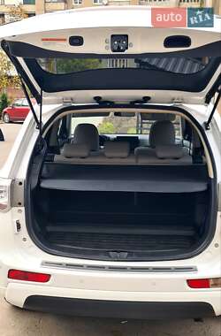 Позашляховик / Кросовер Mitsubishi Outlander 2014 в  фото 4 Позашляховик / Кросовер Mitsubishi Outlander 2014 в