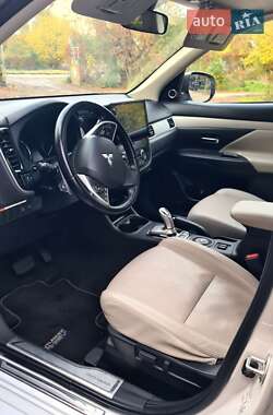 Позашляховик / Кросовер Mitsubishi Outlander 2014 в  фото 27 Позашляховик / Кросовер Mitsubishi Outlander 2014 в