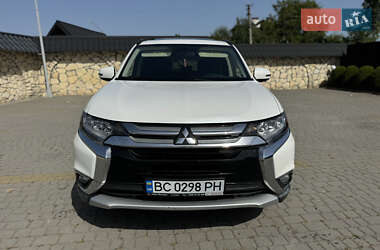 Внедорожник / Кроссовер Mitsubishi Outlander 2015 в 