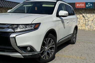 Внедорожник / Кроссовер Mitsubishi Outlander 2015 в 