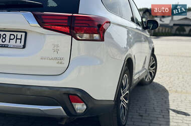 Внедорожник / Кроссовер Mitsubishi Outlander 2015 в 