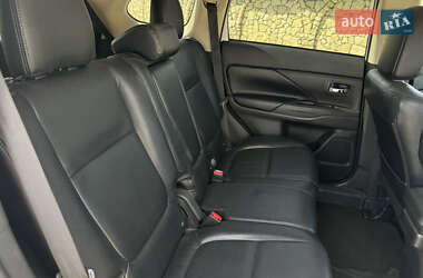 Внедорожник / Кроссовер Mitsubishi Outlander 2015 в 
