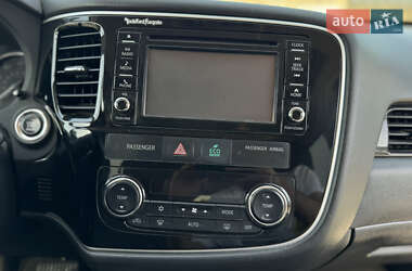Внедорожник / Кроссовер Mitsubishi Outlander 2015 в 