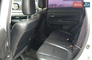 Внедорожник / Кроссовер Mitsubishi Outlander 2012 в 
