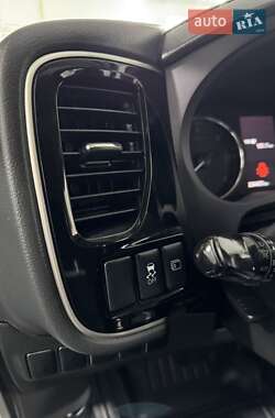 Позашляховик / Кросовер Mitsubishi Outlander 2016 в  фото 44 Позашляховик / Кросовер Mitsubishi Outlander 2016 в