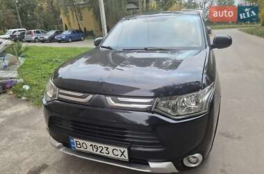 Внедорожник / Кроссовер Mitsubishi Outlander 2014 в 