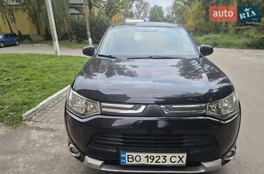 Внедорожник / Кроссовер Mitsubishi Outlander 2014 в 