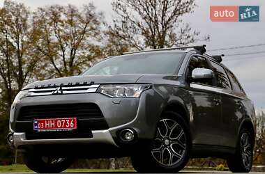 Внедорожник / Кроссовер Mitsubishi Outlander 2016 в 