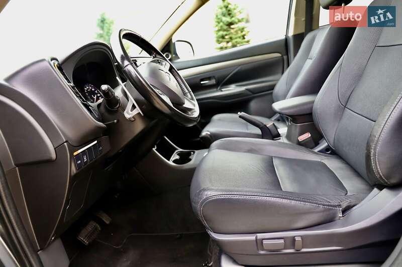 Внедорожник / Кроссовер Mitsubishi Outlander 2016 в Дрогобыче