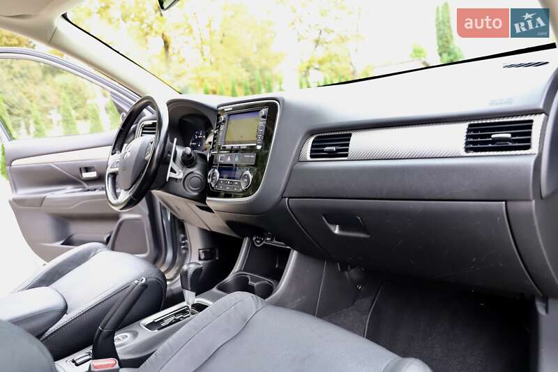Внедорожник / Кроссовер Mitsubishi Outlander 2016 в Дрогобыче
