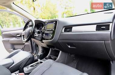 Внедорожник / Кроссовер Mitsubishi Outlander 2016 в 