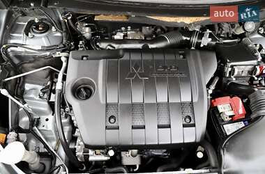 Внедорожник / Кроссовер Mitsubishi Outlander 2016 в 
