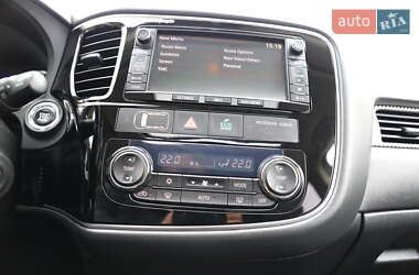 Внедорожник / Кроссовер Mitsubishi Outlander 2016 в 