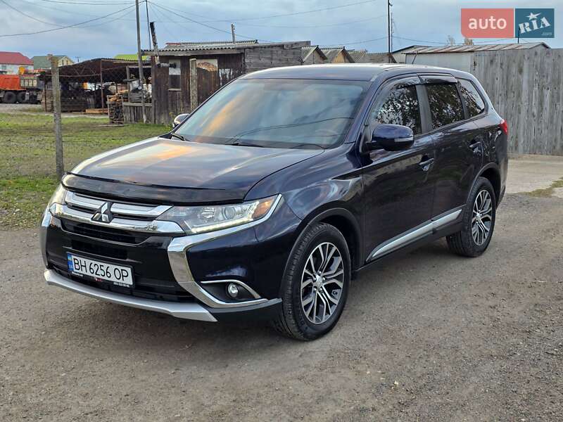 Внедорожник / Кроссовер Mitsubishi Outlander 2016 в Одессе