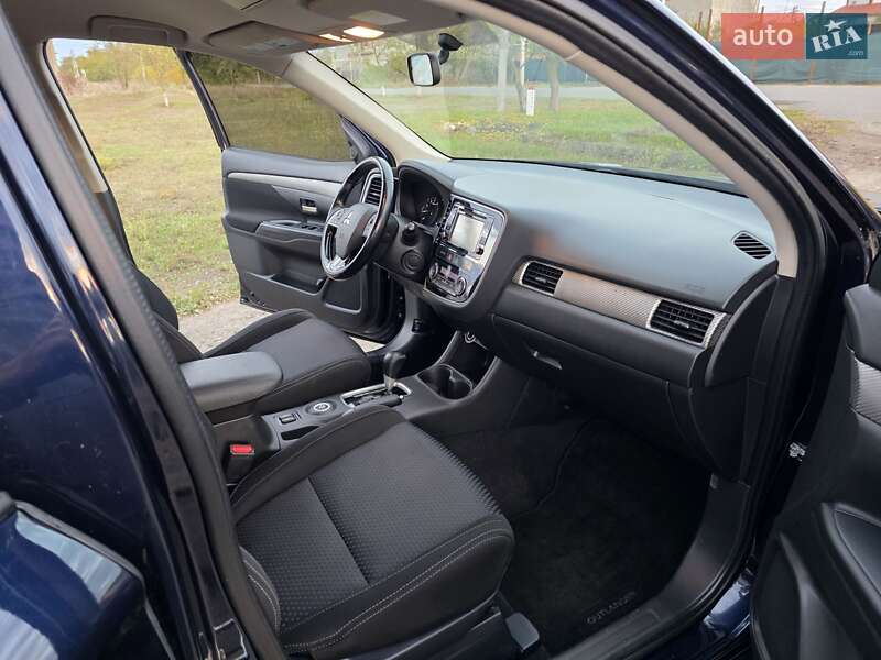 Внедорожник / Кроссовер Mitsubishi Outlander 2016 в Одессе