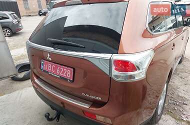 Позашляховик / Кросовер Mitsubishi Outlander 2013 в  фото 3 Позашляховик / Кросовер Mitsubishi Outlander 2013 в