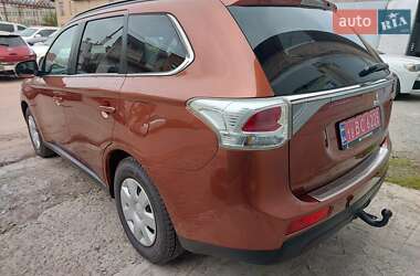 Позашляховик / Кросовер Mitsubishi Outlander 2013 в  фото 11 Позашляховик / Кросовер Mitsubishi Outlander 2013 в