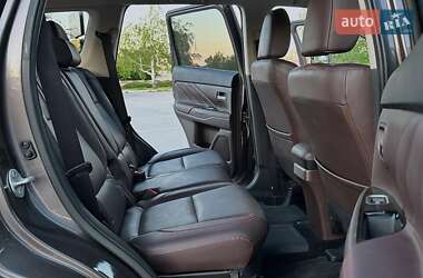 Позашляховик / Кросовер Mitsubishi Outlander 2018 в 