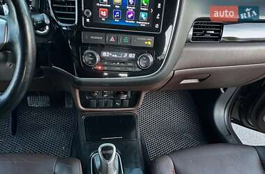 Позашляховик / Кросовер Mitsubishi Outlander 2018 в 