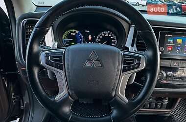 Позашляховик / Кросовер Mitsubishi Outlander 2018 в 