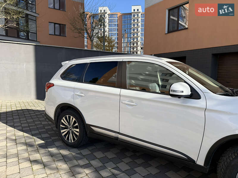 Внедорожник / Кроссовер Mitsubishi Outlander 2021 в Ивано-Франковске