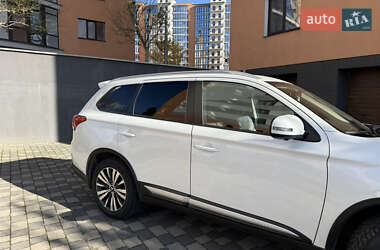 Позашляховик / Кросовер Mitsubishi Outlander 2021 в 
