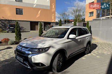 Позашляховик / Кросовер Mitsubishi Outlander 2021 в 