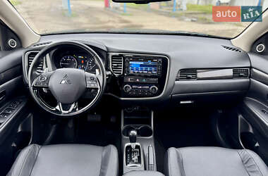 Позашляховик / Кросовер Mitsubishi Outlander 2016 в  фото 45 Позашляховик / Кросовер Mitsubishi Outlander 2016 в