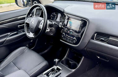 Позашляховик / Кросовер Mitsubishi Outlander 2016 в  фото 64 Позашляховик / Кросовер Mitsubishi Outlander 2016 в