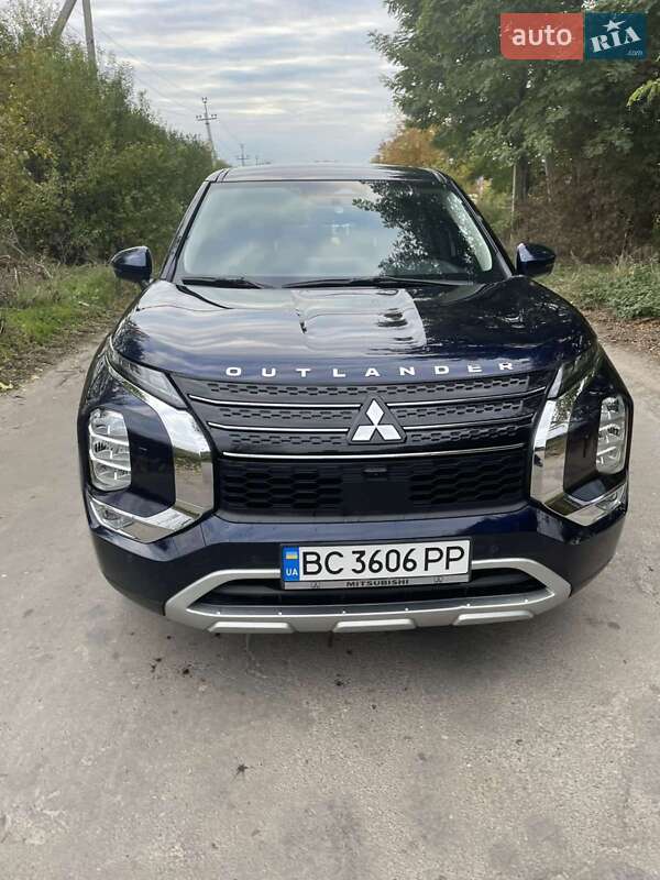 Позашляховик / Кросовер Mitsubishi Outlander 2021 в  фото Позашляховик / Кросовер Mitsubishi Outlander 2021 в