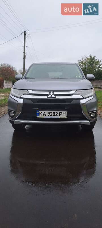 Внедорожник / Кроссовер Mitsubishi Outlander 2016 в Березане