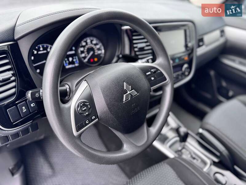 Внедорожник / Кроссовер Mitsubishi Outlander 2018 в Ровно фото 15 Внедорожник / Кроссовер Mitsubishi Outlander 2018 в Ровно