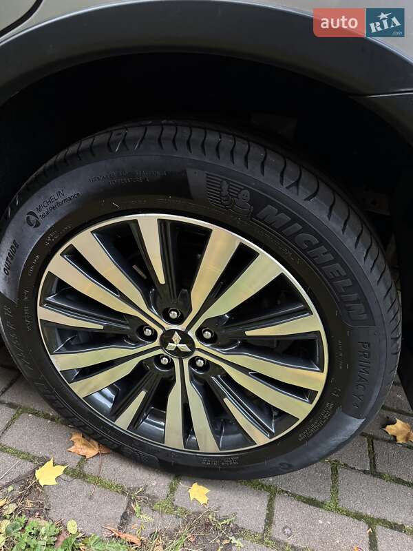Позашляховик / Кросовер Mitsubishi Outlander 2018 в Києві