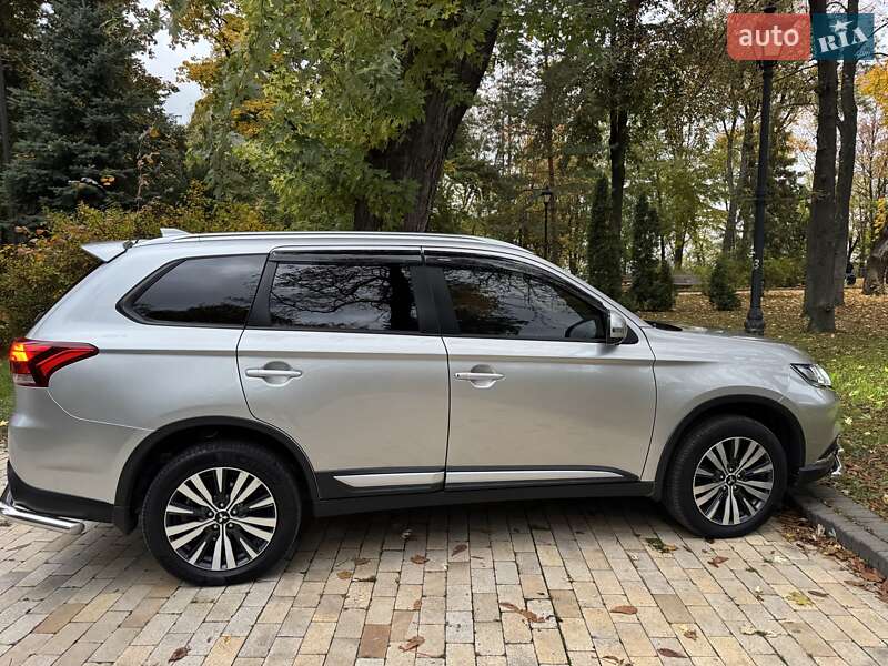 Позашляховик / Кросовер Mitsubishi Outlander 2018 в Києві
