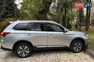 Внедорожник / Кроссовер Mitsubishi Outlander 2018 в 