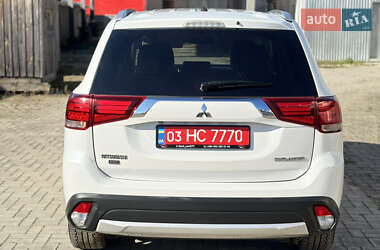 Внедорожник / Кроссовер Mitsubishi Outlander 2016 в 