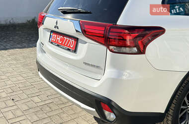 Внедорожник / Кроссовер Mitsubishi Outlander 2016 в 