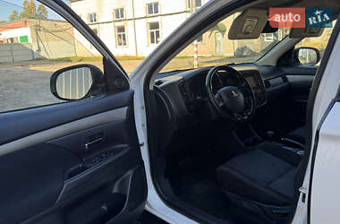 Внедорожник / Кроссовер Mitsubishi Outlander 2016 в 