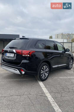 Позашляховик / Кросовер Mitsubishi Outlander 2020 в  фото 4 Позашляховик / Кросовер Mitsubishi Outlander 2020 в