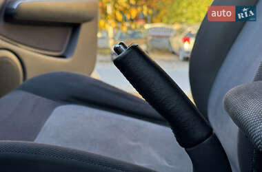 Позашляховик / Кросовер Mitsubishi Outlander 2006 в  фото 48 Позашляховик / Кросовер Mitsubishi Outlander 2006 в