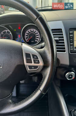 Внедорожник / Кроссовер Mitsubishi Outlander 2012 в 