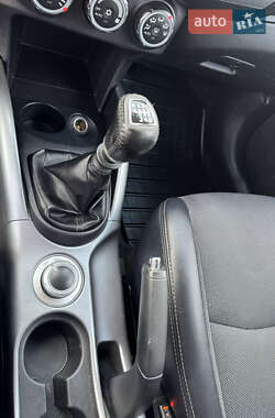 Внедорожник / Кроссовер Mitsubishi Outlander 2012 в 